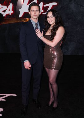 Tanner Buchanan ve kız arkadaşı Mary Mouser, Netflix 'in' Cobra Kai 'dizisinin 6. sezon 3. sezon finali için 12 Şubat 2025' te Hollywood 'da, Los Angeles, Kaliforniya, ABD' de düzenlenen Mısırlı Tiyatrosu 'na geldiler..
