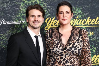 Jason Ritter ve eşi Melanie Lynskey, 13 Şubat 2025 'te Los Angeles, CA, ABD' de bulunan Amerika Yönetmenler Birliği (DGA) Tiyatro Kompleksi 'nde düzenlenen' YellowJackets 'dizisi ile Paramount +' ın Global Premiere 'ine geldiler.