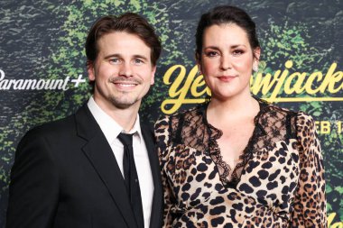 Jason Ritter ve eşi Melanie Lynskey, 13 Şubat 2025 'te Los Angeles, CA, ABD' de bulunan Amerika Yönetmenler Birliği (DGA) Tiyatro Kompleksi 'nde düzenlenen' YellowJackets 'dizisi ile Paramount +' ın Global Premiere 'ine geldiler.