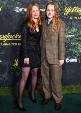 Lauren Ambrose ve Liv Hewson, 13 Şubat 2025 'te Los Angeles, Kaliforniya, ABD' de bulunan Los Angeles Tiyatro Kompleksi 'nde düzenlenen 