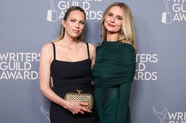 Erin Foster ve Justine Lupe, 15 Şubat 2025 'te Beverly Hilton Oteli' nde düzenlenen 77. geleneksel Yazarlar Loncası Ödül Töreni 'ne geldiler..