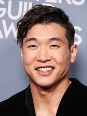 Joel Kim Booster, 15 Şubat 2025 'te Beverly Hilton Oteli' nde düzenlenen 77. yıllık Yazarlar Derneği Los Angeles Ödül Töreni 2025 'e geliyor..