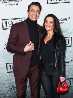 Gilles Marini ve eşi Carole Marini, Paramount + Serisi 'nin 1923 sezonunun Los Angeles Premiere' ine 19 Şubat 2025 'te Hollywood, Los Angeles, Kaliforniya' da düzenlenen Harmony Gold Theater 'a geldiler.. 