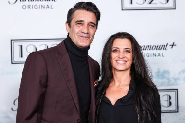 Gilles Marini ve eşi Carole Marini, Paramount + Serisi 'nin 1923 sezonunun Los Angeles Premiere' ine 19 Şubat 2025 'te Hollywood, Los Angeles, Kaliforniya' da düzenlenen Harmony Gold Theater 'a geldiler.. 