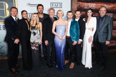 Sebastian Roche, Aminah Nieves, Michelle Randolph, Brandon Sklenar, Harrison Ford, Julia Schlaepfer, Darren Mann, Brian Geraghty, Jennifer Carpenter ve Timothy Dalton Paramount + Serisi 'nin 1923 sezonunun Los Angeles Premiere' ine geldiler. 