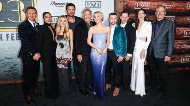 Sebastian Roche, Aminah Nieves, Michelle Randolph, Brandon Sklenar, Harrison Ford, Julia Schlaepfer, Darren Mann, Brian Geraghty, Jennifer Carpenter ve Timothy Dalton Paramount + Serisi 'nin 1923 sezonunun Los Angeles Premiere' ine geldiler. 