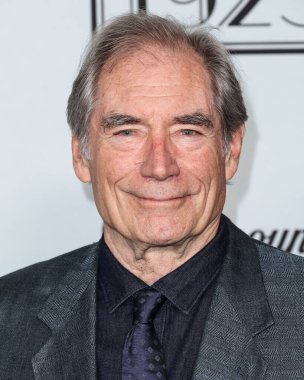 Timothy Dalton, Paramount + Serisi 'nin 1923 sezonunun Los Angeles prömiyerine 19 Şubat 2025' te Hollywood, Los Angeles, Kaliforniya, ABD 'de Harmony Gold Tiyatrosu' nda gerçekleştirildi..     