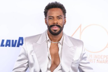 Dolce ve Gabbana takılarını takan Colman Domingo, 22 Şubat 2025 'te Santa Monica Plajı' nda düzenlenen 40. Yıllık Bağımsız Film Ruh Ödülleri 'ne ulaştı..   