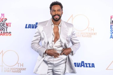 Dolce ve Gabbana takılarını takan Colman Domingo, 22 Şubat 2025 'te Santa Monica Plajı' nda düzenlenen 40. Yıllık Bağımsız Film Ruh Ödülleri 'ne ulaştı..   