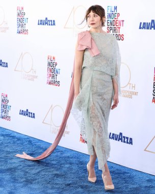 Erdem 'i giyen Elizabeth Olsen, 22 Şubat 2025' te Santa Monica Sahili 'nde düzenlenen 40. Yıllık Bağımsız Film Ödülleri' ne geliyor. (Fotoğraf: Xavier Collin / Image Press Agency)
