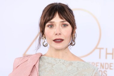 Erdem 'i giyen Elizabeth Olsen, 22 Şubat 2025' te Santa Monica Plajı 'nda düzenlenen 40. Yıllık Bağımsız Film Ödülleri' ne ulaştı.. 