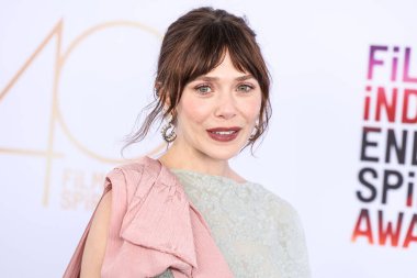 Erdem 'i giyen Elizabeth Olsen, 22 Şubat 2025' te Santa Monica Plajı 'nda düzenlenen 40. Yıllık Bağımsız Film Ödülleri' ne ulaştı.. 