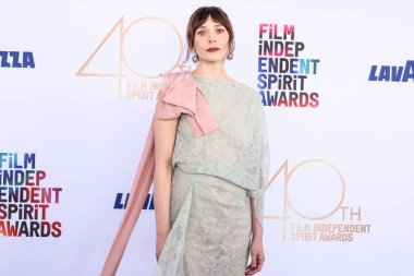 Erdem 'i giyen Elizabeth Olsen, 22 Şubat 2025' te Santa Monica Plajı 'nda düzenlenen 40. Yıllık Bağımsız Film Ödülleri' ne ulaştı.. 