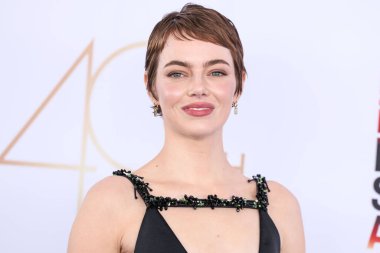 Emma Stone, Emilia Wickstead elbisesi, Louis Vuitton debriyajı, Alevi Milano ayakkabısı ve Irene Neuwirth mücevheri ile 22 Şubat 2025 'te Santa Monica Plajı' nda düzenlenen 40.