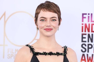 Emma Stone, Emilia Wickstead elbisesi, Louis Vuitton debriyajı, Alevi Milano ayakkabısı ve Irene Neuwirth mücevheri ile 22 Şubat 2025 'te Santa Monica Plajı' nda düzenlenen 40.