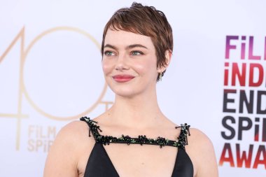 Emma Stone, Emilia Wickstead elbisesi, Louis Vuitton debriyajı, Alevi Milano ayakkabısı ve Irene Neuwirth mücevheri ile 22 Şubat 2025 'te Santa Monica Plajı' nda düzenlenen 40.