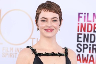 Emma Stone, Emilia Wickstead elbisesi, Louis Vuitton debriyajı, Alevi Milano ayakkabısı ve Irene Neuwirth mücevheri ile 22 Şubat 2025 'te Santa Monica Plajı' nda düzenlenen 40.
