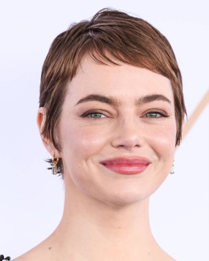 Emma Stone, Emilia Wickstead elbisesi, Louis Vuitton debriyajı, Alevi Milano ayakkabısı ve Irene Neuwirth mücevheri ile 22 Şubat 2025 'te Santa Monica Plajı' nda düzenlenen 40.