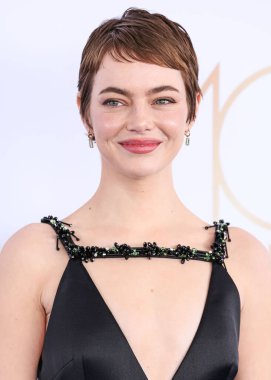 Emma Stone, Emilia Wickstead elbisesi, Louis Vuitton debriyajı, Alevi Milano ayakkabısı ve Irene Neuwirth mücevheri ile 22 Şubat 2025 'te Santa Monica Plajı' nda düzenlenen 40.