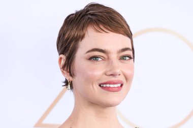 Emma Stone, Emilia Wickstead elbisesi, Louis Vuitton debriyajı, Alevi Milano ayakkabısı ve Irene Neuwirth mücevheri ile 22 Şubat 2025 'te Santa Monica Plajı' nda düzenlenen 40.