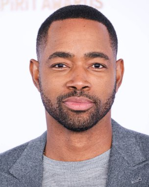 Canali ceketi giyen Jay Ellis, 22 Şubat 2025 'te Santa Monica Plajı' nda düzenlenen 40. Yıllık Bağımsız Film Ruh Ödülleri 'ne ulaştı..    