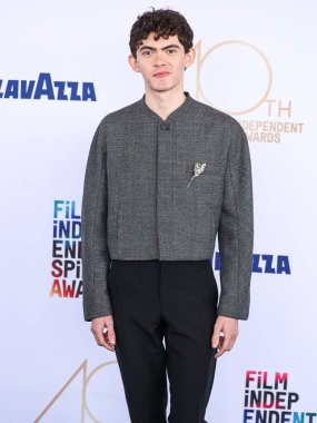 Dior Mens giyen Joe Locke, 22 Şubat 2025 'te Santa Monica Plajı' nda düzenlenen 40. Yıllık Bağımsız Film Ödülleri 'ne ulaştı..