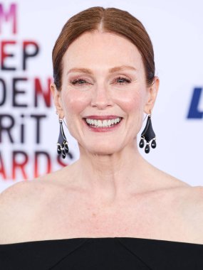 Julianne Moore 'un The Row görünümü ve Lisa Eisner mücevherleri, 22 Şubat 2025' te Santa Monica Plajı 'nda düzenlenen 40. Yıllık Bağımsız Film Ödülleri' ne ulaştı.. 