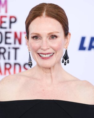 Julianne Moore 'un The Row görünümü ve Lisa Eisner mücevherleri, 22 Şubat 2025' te Santa Monica Plajı 'nda düzenlenen 40. Yıllık Bağımsız Film Ödülleri' ne ulaştı.. 