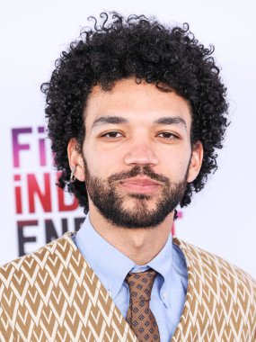 Justice Smith, 22 Şubat 2025 'te Santa Monica Plajı' nda düzenlenen 40. Yıllık Bağımsız Ruh Ödülleri 'ne ulaştı.. 