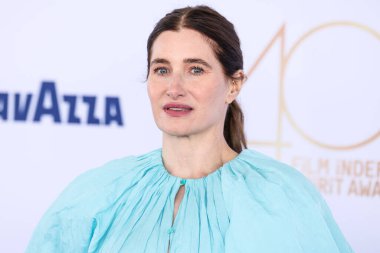 Rochas elbisesi giyen Kathryn Hahn, 22 Şubat 2025 'te Santa Monica Plajı' nda düzenlenen 40. Yıllık Bağımsız Ruh Ödülleri 'ne geldi.. 