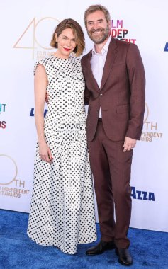 Katie Aselton ve kocası Mark Duplass, 22 Şubat 2025 'te Santa Monica Sahili' nde düzenlenen 40. Yıllık Bağımsız Film Ruh Ödülleri 'ne geldiler.. 