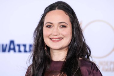 Agnes Seawisdom göğüs plakalı bir Tibi elbisesi giyen Lily Gladstone, 22 Şubat 2025 'te Santa Monica, Los Angeles, Kaliforniya, ABD' de düzenlenen 40. Yıllık Bağımsız Film Ruh Ödülleri 'ne ulaştı.. 