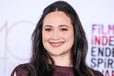 Agnes Seawisdom göğüs plakalı bir Tibi elbisesi giyen Lily Gladstone, 22 Şubat 2025 'te Santa Monica, Los Angeles, Kaliforniya, ABD' de düzenlenen 40. Yıllık Bağımsız Film Ruh Ödülleri 'ne ulaştı.. 
