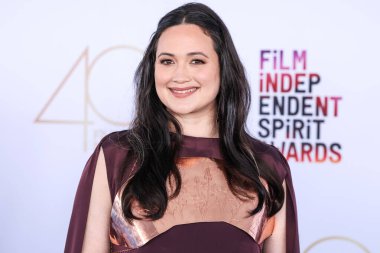 Agnes Seawisdom göğüs plakalı bir Tibi elbisesi giyen Lily Gladstone, 22 Şubat 2025 'te Santa Monica, Los Angeles, Kaliforniya, ABD' de düzenlenen 40. Yıllık Bağımsız Film Ruh Ödülleri 'ne ulaştı.. 