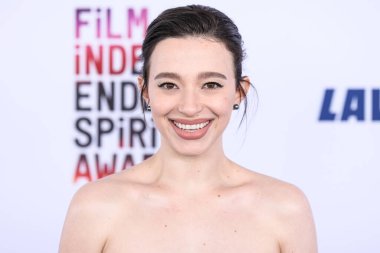 Calvin Klein Koleksiyonu elbisesi giyen Mikey Madison, 22 Şubat 2025 'te Santa Monica Sahili' nde düzenlenen 40. Yıllık Bağımsız Film Ruh Ödülleri 'ne geldi.. 