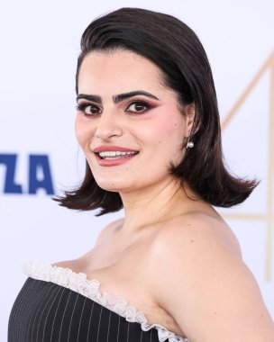 Nava Mau, Tanner Fletcher elbisesi, Roger Vivier çantası ve Marc Jacobs ayakkabıları ile 22 Şubat 2025 'te Santa Monica, Los Angeles, Kaliforniya' da düzenlenen 40.