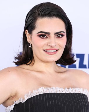 Nava Mau, Tanner Fletcher elbisesi, Roger Vivier çantası ve Marc Jacobs ayakkabıları ile 22 Şubat 2025 'te Santa Monica, Los Angeles, Kaliforniya' da düzenlenen 40.