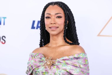 Sonequa Martin-Green Khoon Hooi elbisesi giyiyor ve tansiyon düşüyor. De Silva küpeleri, Santa Monica Plajı 'nda 22 Şubat 2025' te düzenlenen 40. Yıllık Bağımsız Film Ödülleri 'ne geliyor.. 