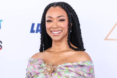 Sonequa Martin-Green Khoon Hooi elbisesi giyiyor ve tansiyon düşüyor. De Silva küpeleri, Santa Monica Plajı 'nda 22 Şubat 2025' te düzenlenen 40. Yıllık Bağımsız Film Ödülleri 'ne geliyor.. 