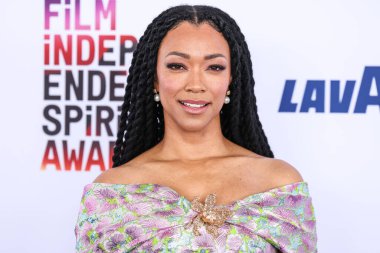 Sonequa Martin-Green Khoon Hooi elbisesi giyiyor ve tansiyon düşüyor. De Silva küpeleri, Santa Monica Plajı 'nda 22 Şubat 2025' te düzenlenen 40. Yıllık Bağımsız Film Ödülleri 'ne geliyor.. 