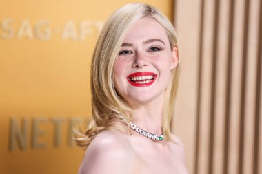 Loewe elbisesi giyen Elle Fanning, 23 Şubat 2025 'te ABD' nin Kaliforniya eyaletinin Los Angeles kentindeki Shrine Auditorium ve Expo Hall 'da düzenlenen 31..