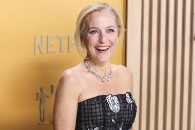 Carolina Herrera elbisesi ve Martin Katz mücevheri giyen Gillian Anderson, 23 Şubat 2025 'te ABD' nin Kaliforniya eyaletinin Los Angeles kentinde düzenlenen Shrine Oditoryum ve Fuar Salonu 'nda düzenlenen 31..
