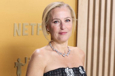 Carolina Herrera elbisesi ve Martin Katz mücevheri giyen Gillian Anderson, 23 Şubat 2025 'te ABD' nin Kaliforniya eyaletinin Los Angeles kentinde düzenlenen Shrine Oditoryum ve Fuar Salonu 'nda düzenlenen 31..