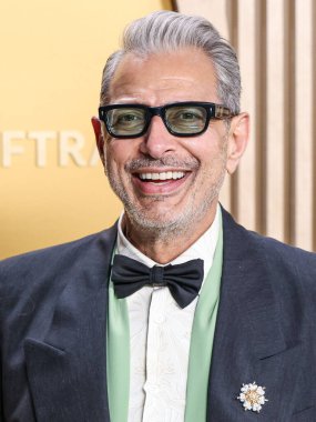 Prada ve Tiffany & Co. marka saat ve broş giyen Jeff Goldblum, 23 Şubat 2025 'te Los Angeles, Kaliforniya, ABD' deki Shrine Auditorium ve Expo Hall 'da düzenlenen 31..