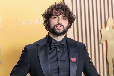 Giorgio Armani giyen Noah Centineo, 23 Şubat 2025 'te ABD' nin Kaliforniya eyaletinin Los Angeles kentinde düzenlenen Shrine Konser Salonu ve Fuar Salonu 'nda düzenlenen 31..
