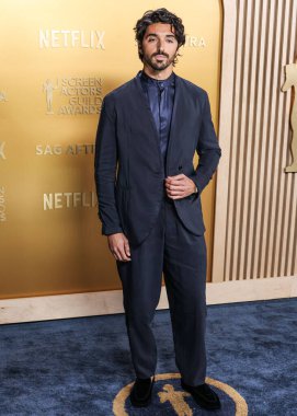 Giorgio Armani giyinen Taylor Zakhar Perez, 23 Şubat 2025 'te ABD' nin Kaliforniya eyaletinin Los Angeles kentinde düzenlenen Shrine Konser Salonu ve Fuar Salonu 'nda düzenlenen 31..