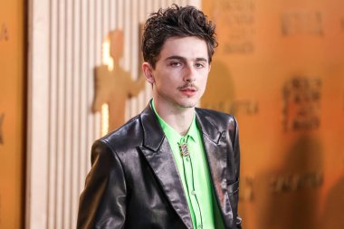 Timothee Chalamet tam bir Chrome Hearts bakışını takmış ve Cartier saati, 23 Şubat 2025 'te ABD' nin Kaliforniya eyaletinin Los Angeles kentindeki Shrine Oditoryum ve Fuar Salonu 'nda düzenlenen 31.. 
