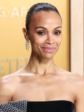 Saint Laurent giyimli Zoe Saldana, 23 Şubat 2025 'te ABD' nin Kaliforniya eyaletinin Los Angeles kentinde düzenlenen Shrine Konser Salonu ve Fuar Salonu 'nda düzenlenen 31.. 
