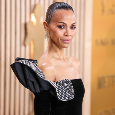 Saint Laurent giyimli Zoe Saldana, 23 Şubat 2025 'te ABD' nin Kaliforniya eyaletinin Los Angeles kentinde düzenlenen Shrine Konser Salonu ve Fuar Salonu 'nda düzenlenen 31.. 