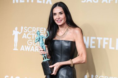 Demi Moore, 31. Senelik Sinema Oyuncuları Birliği Ödülleri 'nin basın odasında Bottega Veneta elbisesi ve Tiffany and Co. Mücevher giymiş,' The Substance 'ın Kadın Oyuncusu' nun En İyi Performansı ödülünün sahibi. 